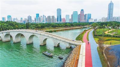 海口灣暢通工程&ldquo;三道&rdquo;（漫步道、跑步道、騎行道）近日正式對(duì)外開放。 本報(bào)記者 張茂 攝